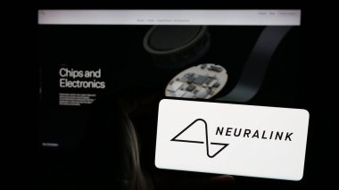 Stuttgart, Almanya - 01-23-2025: ABD 'li nöroteknoloji şirketi Neuralink Corp' un logosu olan cep telefonu sahibi kişi iş web sitesinin önünde ekranda. Telefon ekranına odaklan.