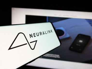 Stuttgart, Almanya - 01-23-2025: İnternet sitesinin önünde ekranda Amerikan nöroteknoloji şirketi Neuralink Corp 'un logosu olan cep telefonu. Telefon ekranının merkez soluna odaklan.