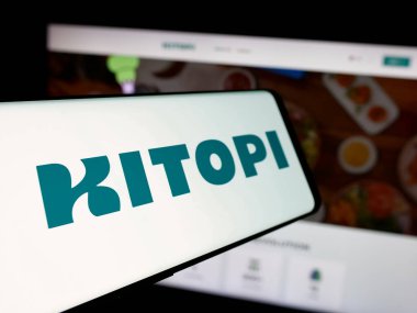 Stuttgart, Almanya - 01-23-2025: Arap gastronomi şirketi Kitopi 'nin logosunu taşıyan cep telefonu iş sitesinin önünde ekranda. Telefon ekranının merkez soluna odaklan.