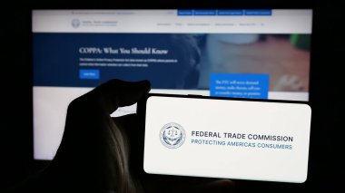 Stuttgart, Almanya - 01-24-2025: ABD devlet dairesi Federal Ticaret Komisyonu 'nun (FTC) logosuna sahip cep telefonu web sayfası önünde ekranda. Telefon ekranına odaklan.