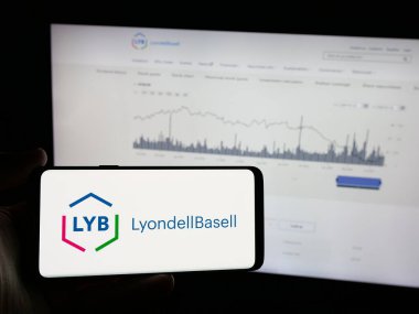 Stuttgart, Almanya - 01-24-2025: Kimya şirketi LyondellBasell Industries NV 'nin logosuna sahip kişi web sitesinin önünde ekranda. Telefon ekranına odaklan.