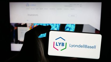 Stuttgart, Almanya - 01-24-2025: Kimya şirketi LyondellBasell Industries NV 'nin logosuna sahip cep telefonu web sayfası önünde ekranda. Telefon ekranına odaklan.
