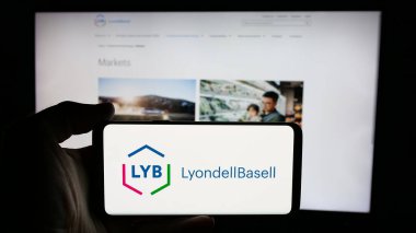 Stuttgart, Almanya - 01-24-2025: Kimya şirketi LyondellBasell Industries N.V. 'nin logosunun bulunduğu cep telefonu web sayfası önünde ekranda. Telefon ekranına odaklan.