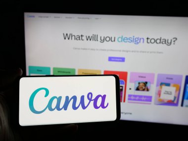 Stuttgart, Almanya - 01-24-2025: Avustralyalı grafik tasarım şirketi Canva Pty 'nin logosuna sahip kişi. Ltd. Web sitesinin önünde ekranda. Telefon ekranına odaklan.