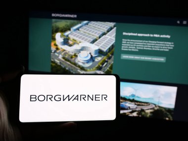 Stuttgart, Almanya - 01-24-2025: ABD 'li otomotiv şirketi BorgWarner Inc.' in logosunu taşıyan kişi web sitesinin önünde ekranda. Telefon ekranına odaklan.