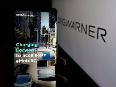 Stuttgart, Almanya - 01-24-2025: ABD 'li otomotiv şirketi BorgWarner Inc.' in web sayfası olan cep telefonu logonun önünde ekranda. Telefon ekranının merkezine odaklan.