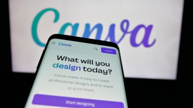 Stuttgart, Almanya - 01-24-2025: Avustralyalı grafik tasarım şirketi Canva Pty 'nin web sitesiyle cep telefonu. Ltd. Logonun önünde ekranda. Telefon ekranının sol üst kısmına odaklan.