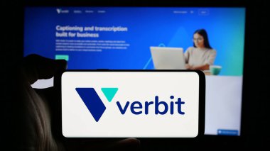 Stuttgart, Almanya - 01-28-2025: Amerikan Yapay Zeka Şirketi Verbit Inc. 'in logosunun bulunduğu cep telefonu web sayfasının önünde. Telefon ekranına odaklan.