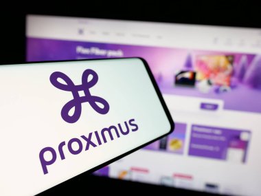 Stuttgart, Almanya - 01-28-2025: Belçikalı telekomünikasyon şirketi Proximus Group 'un logosu iş dünyasının web sitesi önünde ekranda. Telefon ekranının merkezine odaklan.
