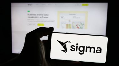 Stuttgart, Almanya - 01-28-2025: ABD 'li analitik yazılım şirketi Sigma Computing Inc.' nin logosu olan cep telefonu web sayfası önünde ekranda. Telefon ekranına odaklan.