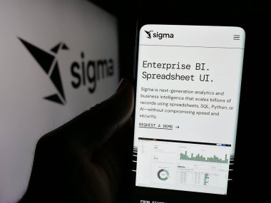 Stuttgart, Almanya - 01-28-2025: ABD 'li analitik yazılım şirketi Sigma Computing Inc.' in web sayfası olan cep telefonu logo ile ekranda. Telefon ekranının merkezine odaklan.