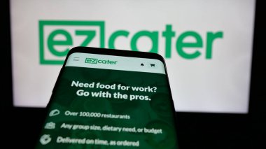 Stuttgart, Almanya - 01-28-2025: İş logosu önünde ekranda ABD 'li yemek şirketi ezCater Inc.' in web sitesi bulunan cep telefonu. Telefon ekranının sol üst kısmına odaklan.
