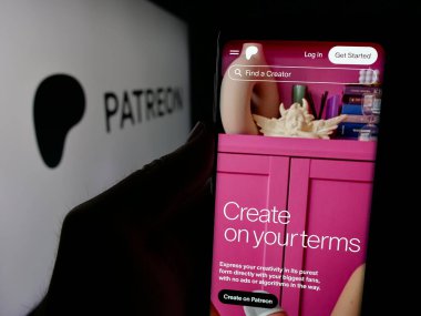 Stuttgart, Almanya - 01-28-2025: ABD para platformu şirketi Patreon Inc. 'in web sayfası ile akıllı telefon sahibi kişi logo ile ekranda. Telefon ekranının merkezine odaklan.