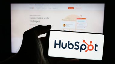 Stuttgart, Almanya - 01-28-2025: Amerikan pazarlama yazılım şirketi HubSpot Inc. 'in logosuna sahip cep telefonu web sayfasının önünde ekranda. Telefon ekranına odaklan.