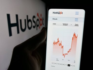Stuttgart, Almanya - 01-28-2025: ABD 'li pazarlama yazılım şirketi HubSpot Inc.' in web sayfası ile akıllı telefon sahibi kişi logonun önünde ekranda. Telefon ekranının merkezine odaklan.
