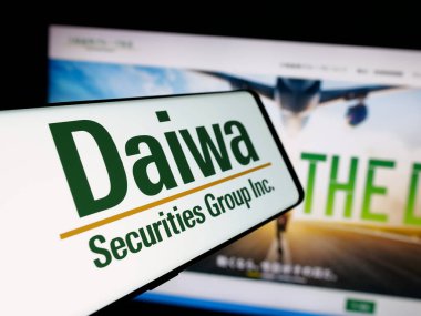 Stuttgart, Almanya - 01-28-2025: Japon şirketi Daiwa Securities Group Inc. 'nin logosunun yer aldığı cep telefonu web sitesinin önünde ekranda. Telefon ekranının merkez soluna odaklan.