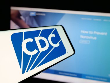 Stuttgart, Almanya - 01-28-2025: İnternet sitesinin önünde ekranda Hastalık Kontrol ve Önleme Merkezleri (CDC) logosu bulunan cep telefonu. Telefon ekranının merkez soluna odaklan.
