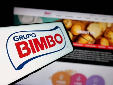 Stuttgart, Almanya - 01-28-2025: Meksikalı gıda şirketi Grupo Bimbo S.A.B. logolu cep telefonu de C.V. web sitesinin önünde ekranda. Telefon ekranının merkez soluna odaklan.