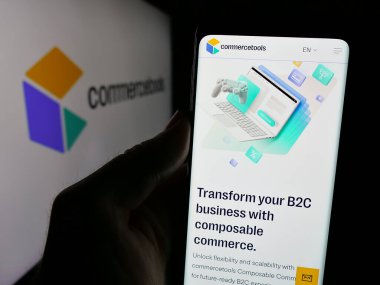 Stuttgart, Almanya - 01-29-2025: Alman ticaret platformu ticari platformları GmbH 'nin web sayfası bulunan cep telefonu logolu kişi ekranda. Telefon ekranının merkezine odaklan.