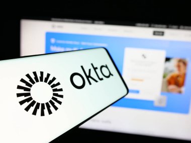 Stuttgart, Almanya - 01-29-2025: Web sitesi önünde ekranda Amerikan kimlik yönetim şirketi Okta Inc. 'in logosuna sahip akıllı telefon. Telefon ekranının merkez soluna odaklan.