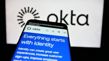 Stuttgart, Almanya - 01-29-2025: ABD 'li kimlik yönetim şirketi Okta Inc.' nin web sitesiyle birlikte cep telefonu iş logosu önünde ekranda. Telefon ekranının sol üst kısmına odaklan.