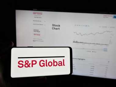 Stuttgart, Almanya - 01-29-2025: ABD 'li finans şirketi SP Global Inc.' in logosuna sahip kişi web sitesinin önünde ekranda. Telefon ekranına odaklan.