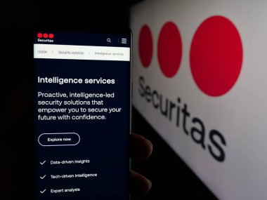 Stuttgart, Almanya - 01-29-2025: İsveçli güvenlik şirketi Securitas AB 'nin internet sayfası ile cep telefonu tutan kişi logolu ekranda. Telefon ekranının merkezlerine odaklan.