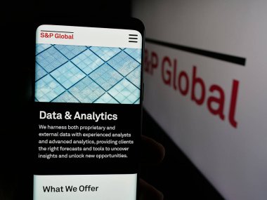 Stuttgart, Almanya - 01-29-2025: ABD 'li finans şirketi SP Global Inc.' in web sayfası olan cep telefonu logonun önünde ekranda. Telefon ekranının merkezine odaklan.