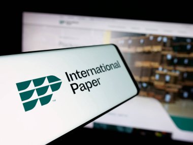 Stuttgart, Almanya - 01-29-2025: İnternet sitesi önünde üzerinde American Business International Paper Company logosu bulunan akıllı telefon. Telefon ekranının merkez soluna odaklan.