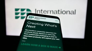 Stuttgart, Almanya - 01-29-2025: İş logosu önünde ekranda ABD 'li Uluslararası Kağıt Şirketi' nin web sitesi bulunan cep telefonu. Telefon ekranının sol üst kısmına odaklan.