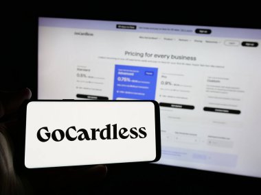 Stuttgart, Almanya - 01-29-2025: İnternet sitesinin önünde üzerinde Fransız fintech şirketi GoCarless SAS 'ın logosu olan akıllı telefon tutan kişi. Telefon ekranına odaklan.