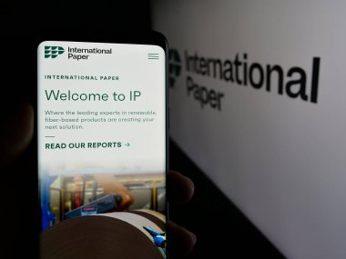 Stuttgart, Almanya - 01-29-2025: ABD Uluslararası Kağıt Şirketi 'nin web sayfası olan akıllı telefon sahibi kişi logonun önünde ekranda. Telefon ekranının merkezine odaklan.