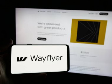 Stuttgart, Almanya - 01-29-2025: İrlandalı finans şirketi Wayflyer 'ın logosunu elinde tutan kişi web sitesinin önünde ekranda. Telefon ekranına odaklan.