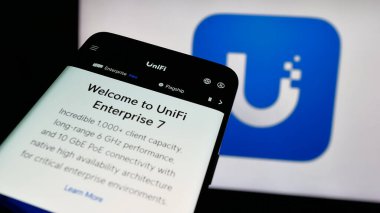 Stuttgart, Almanya - 01-30-2025: ABD 'li teknoloji şirketi Ubiquiti Inc.' in web sitesi ile cep telefonu iş logosu önünde ekranda. Telefon ekranının sol üst kısmına odaklan.