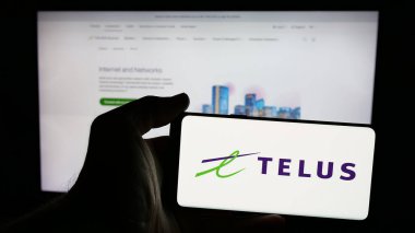 Stuttgart, Almanya - 01-30-2025: Kanada telekomünikasyon şirketi Telus Corporation 'ın logosunun bulunduğu cep telefonu web sayfası önünde ekranda. Telefon ekranına odaklan.