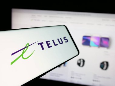 Stuttgart, Almanya - 01-30-2025: İnternet sitesinin önünde ekranda Kanadalı telekomünikasyon şirketi Telus Corporation 'ın logosunun bulunduğu cep telefonu. Telefon ekranının merkez soluna odaklan.