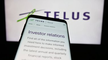 Stuttgart, Almanya - 01-30-2025: Kanadalı telekomünikasyon şirketi Telus Corporation 'ın web sitesi olan akıllı telefon logonun önünde ekranda. Telefon ekranının merkezine odaklan.