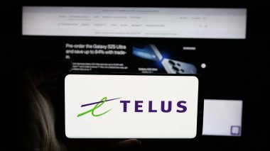 Stuttgart, Almanya - 01-30-2025: Kanadalı telekomünikasyon şirketi Telus Corporation 'ın logosunun bulunduğu cep telefonu web sayfası önünde ekranda. Telefon ekranına odaklan.
