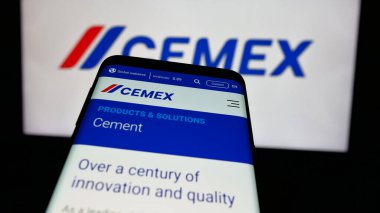 Stuttgart, Almanya - 01-30-2025: Meksikalı malzeme şirketi CEMEX S.A.B. İş logosunun önündeki ekranda. Telefon ekranının sol üst kısmına odaklan.
