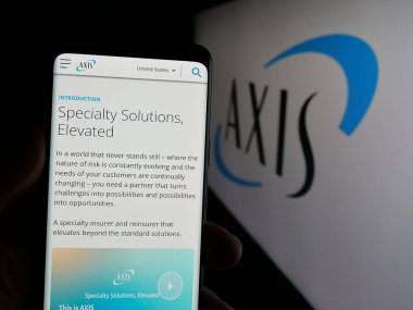 Stuttgart, Almanya - 01-30-2025: Finans şirketi AXIS Capital Holding Limited 'in web sayfası bulunan cep telefonu sahibi kişi logo ile ekranda görülüyor. Telefon ekranının merkezine odaklan.