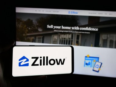 Stuttgart, Almanya - 01-30-2025: ABD 'li emlak platformu şirketi Zillow Group Inc.' in logosunun bulunduğu akıllı telefon web sitesinin önünde ekranda. Telefon ekranına odaklan.