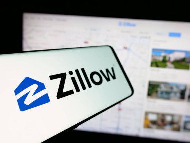Stuttgart, Almanya - 01-30-2025: Web sitesinin önünde ekranda Zillow Group Inc. adlı Amerikan emlak şirketinin logosunun yer aldığı cep telefonu. Telefon ekranının soluna odaklan.