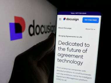 Stuttgart, Almanya - 01-30-2025: ABD 'li yazılım şirketi Docusign Inc.' in web sayfası olan cep telefonu logonun önünde ekranda. Telefon ekranının merkezine odaklan.