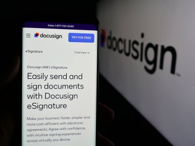 Stuttgart, Almanya - 01-30-2025: ABD 'li yazılım şirketi Docusign Inc.' in web sayfası olan cep telefonu logonun önünde ekranda. Telefon ekranının merkezine odaklan.