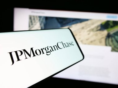 Stuttgart, Almanya - 01-30-2025: ABD 'li finans hizmetleri şirketi JPMorgan Chase Co' nun logosuna sahip akıllı telefon web sitesinin önünde ekranda. Telefon ekranının merkez soluna odaklan.