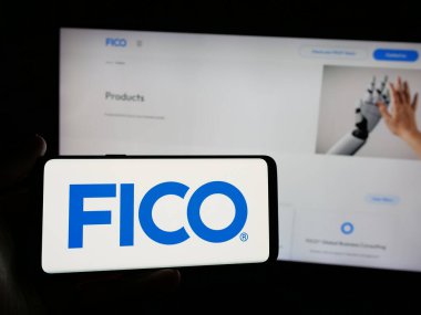 Stuttgart, Almanya - 01-30-2025: ABD 'li analitik şirketi Fair Isaac Corporation' ın (FICO) logosunu taşıyan kişi web sitesi önünde ekranda. Telefon ekranına odaklan.