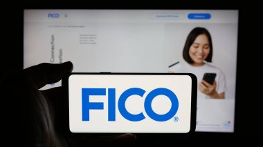 Stuttgart, Almanya - 01-30-2025: ABD 'li analitik şirketi Fair Isaac Corporation' ın (FICO) logosunun bulunduğu cep telefonu web sayfası önünde ekranda. Telefon ekranına odaklan.