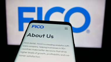 Stuttgart, Almanya - 01-30-2025: ABD 'li analitik şirketi Fair Isaac Corporation' ın (FICO) web sitesi logo önünde ekranda. Telefon ekranının sol üst kısmına odaklan.