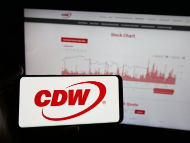 Stuttgart, Almanya - 01-30-2025: ABD 'li bilgi teknolojisi şirketi CDW Corporation' ın logosuna sahip kişi web sitesinin önünde ekranda. Telefon ekranına odaklan.