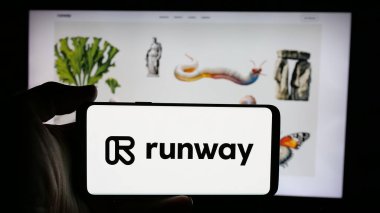 Stuttgart, Almanya - 01-30-2025: Web sayfasının önünde ABD 'li yapay zeka şirketi Runway AI Inc.' in logosunun bulunduğu cep telefonu sahibi kişi. Telefon ekranına odaklan.